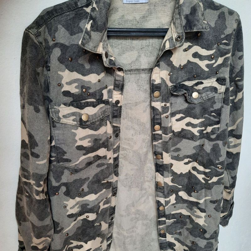 Jaqueta store jeans camuflada