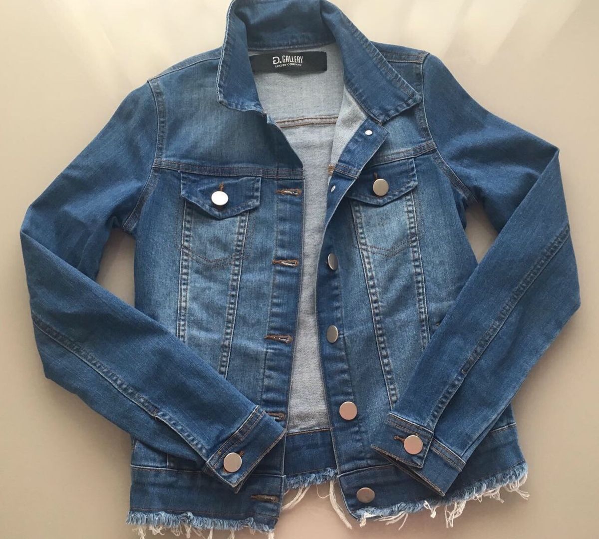jaqueta jeans com detalhes nas costas