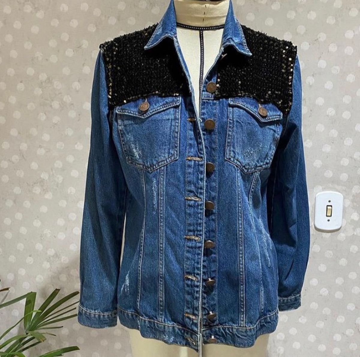 jaqueta jeans com lantejoulas