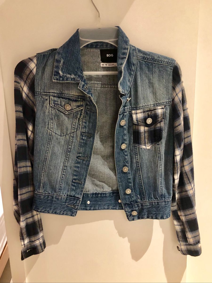 camisa xadrez e jaqueta jeans