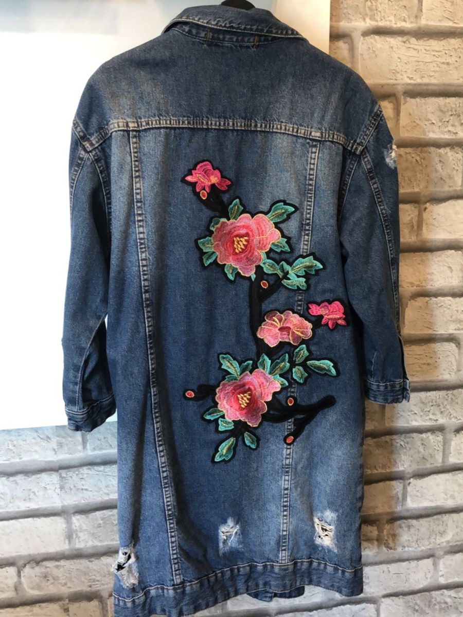 jaqueta jeans com detalhes nas costas