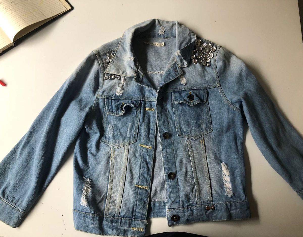 camisa jeans bordada com pedraria
