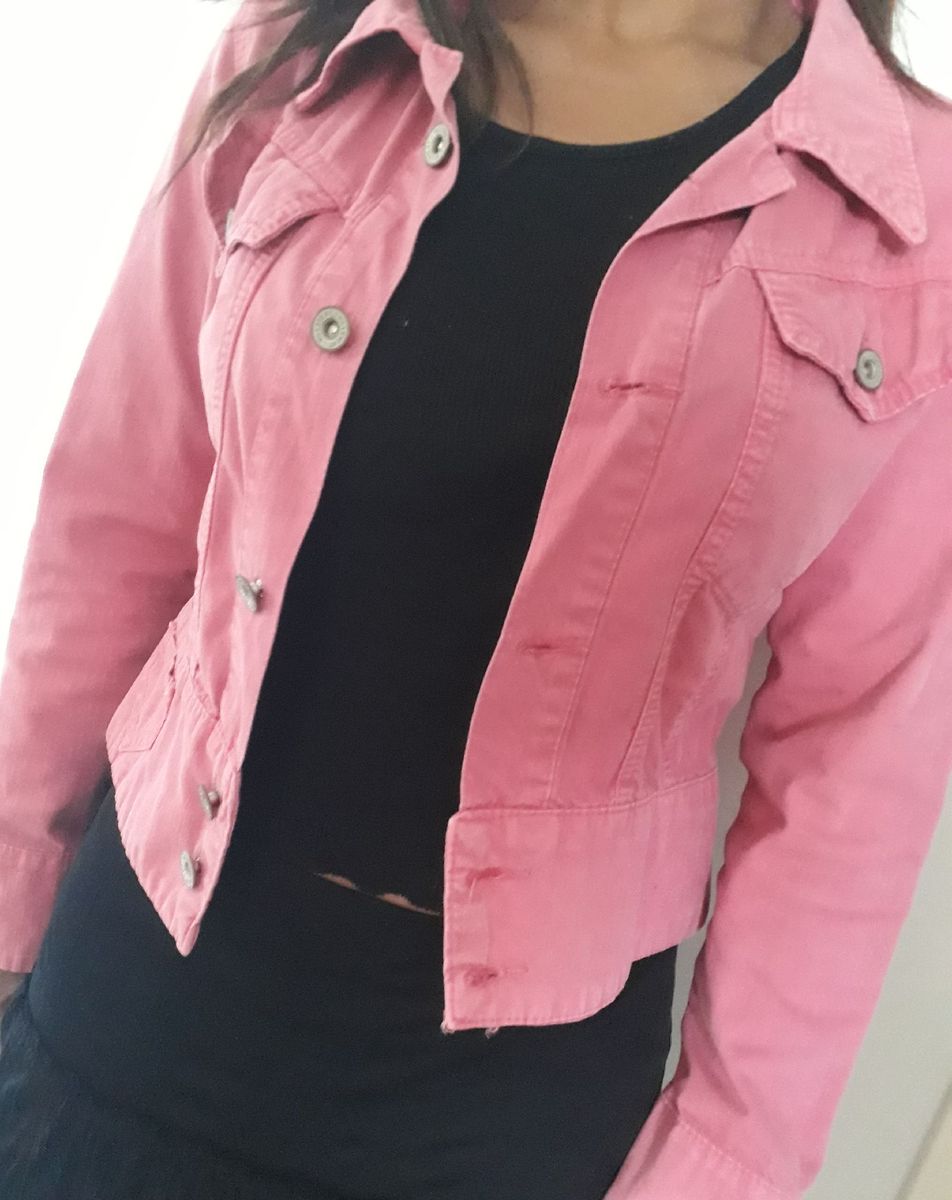 jaqueta jeans com pelo rosa