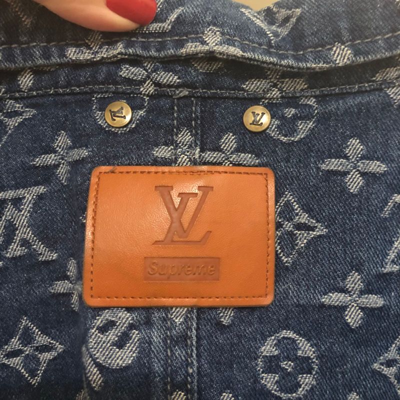 Foto: Jaqueta Jeans Louis Vuitton e Supreme é avaliada entre R$ 12 mil à R$  15 mil no site da loja online 'Brag My Bag' - Purepeople