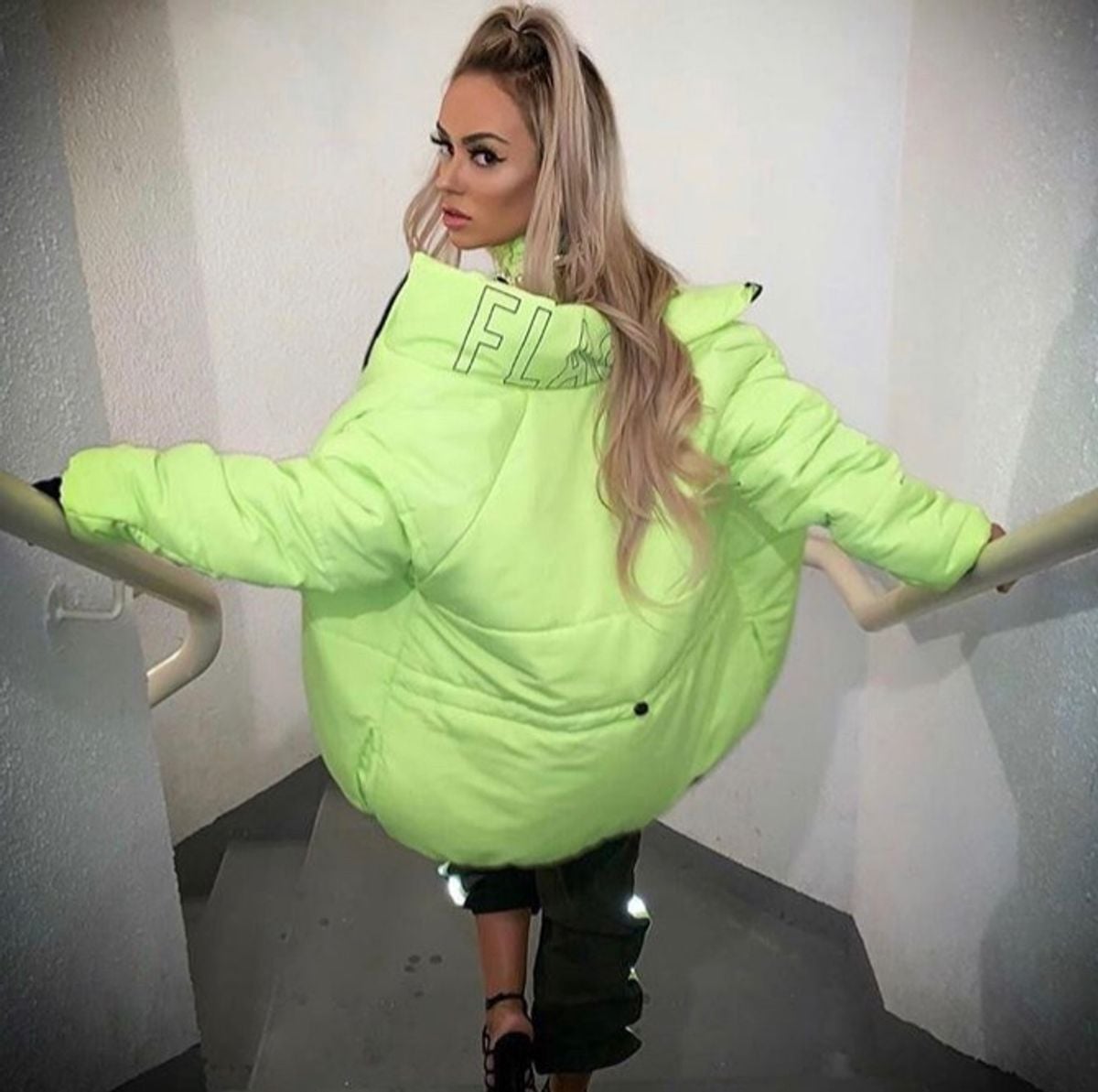 jaqueta neon feminina