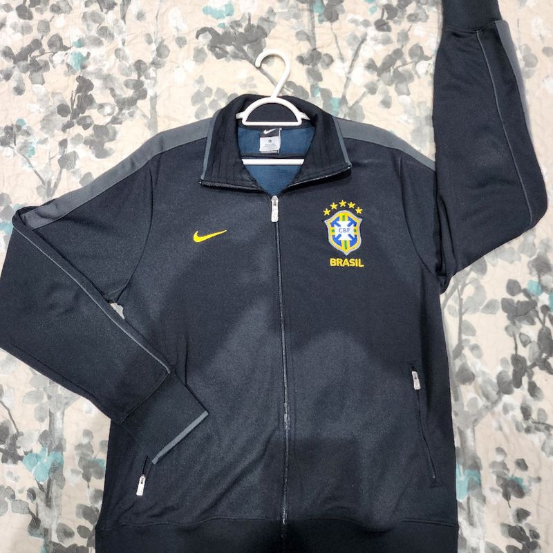 https://photos.enjoei.com.br/jaqueta-nike-n98-brasil-95705331/800x800/czM6Ly9waG90b3MuZW5qb2VpLmNvbS5ici9wcm9kdWN0cy8xNzM0MzkzNi81MzNkYmU3NGU3ZjljYWY0ZTgzMmY0MWIzYTQ2NzdkMy5qcGc