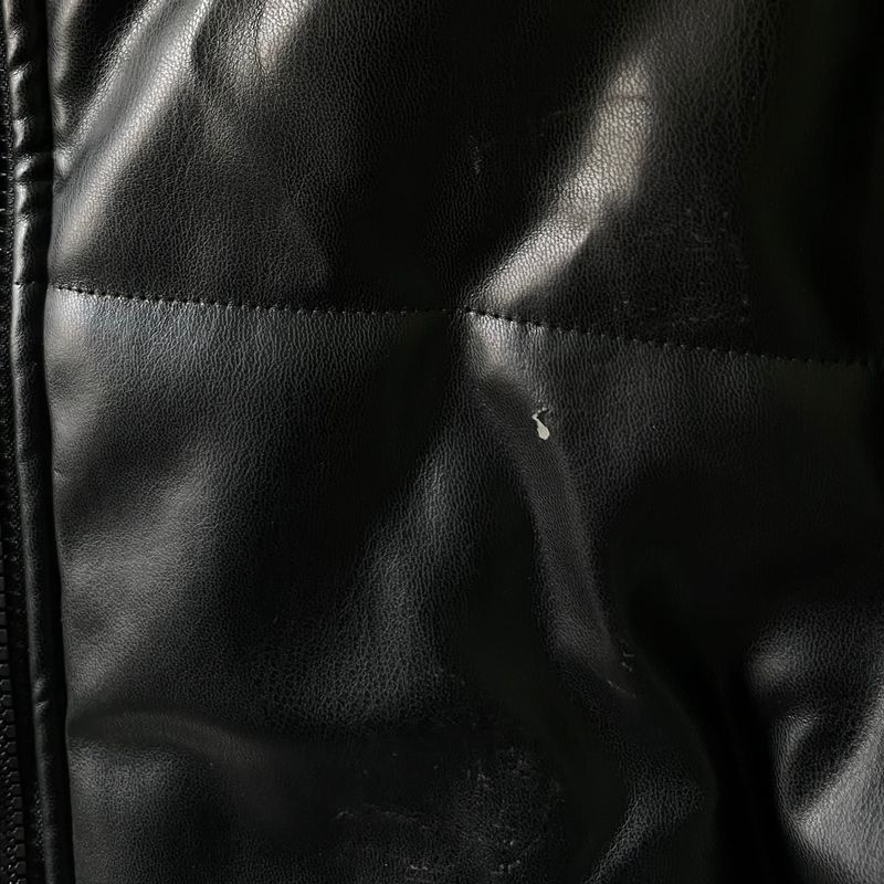 jaqueta puffer de poliuretano preta