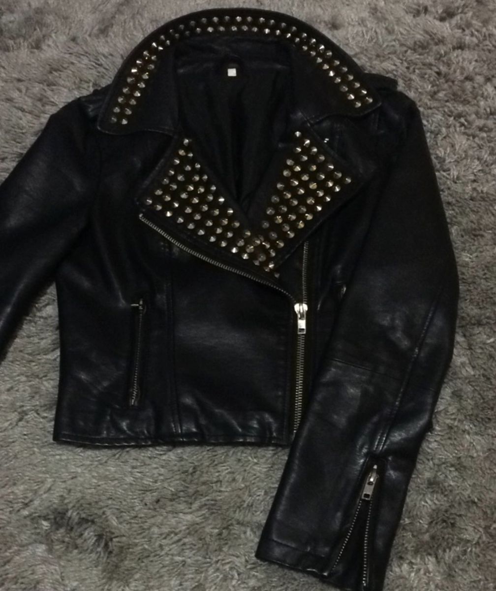 jaqueta com spikes feminina