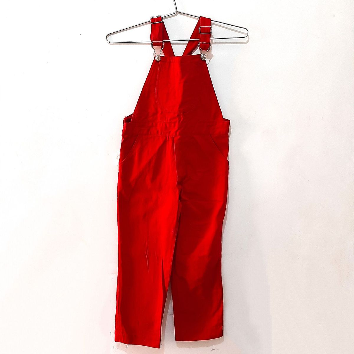 jardineira vermelha bebê