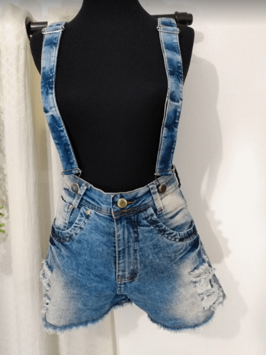 jardineira jeans short curto desfiado
