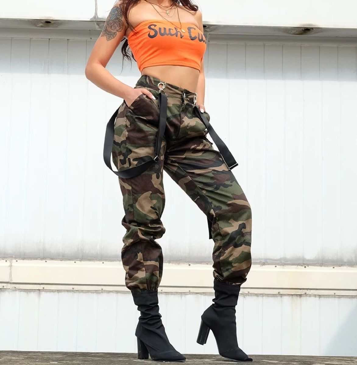 calça cargo camuflada feminina