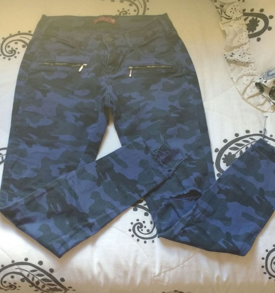 calça camuflada azul feminina