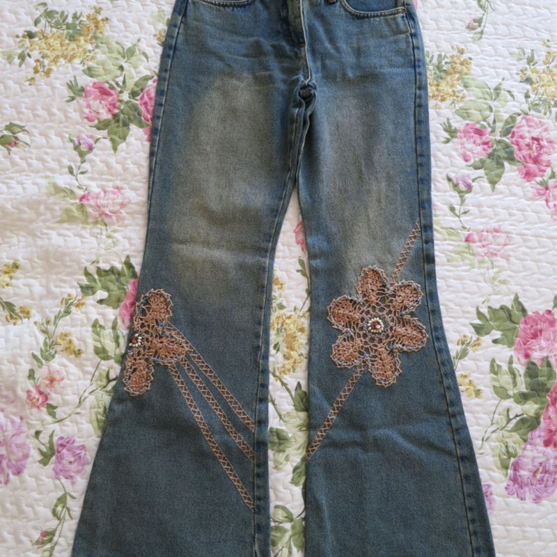 Calça jeans com 2024 aplicação de flores