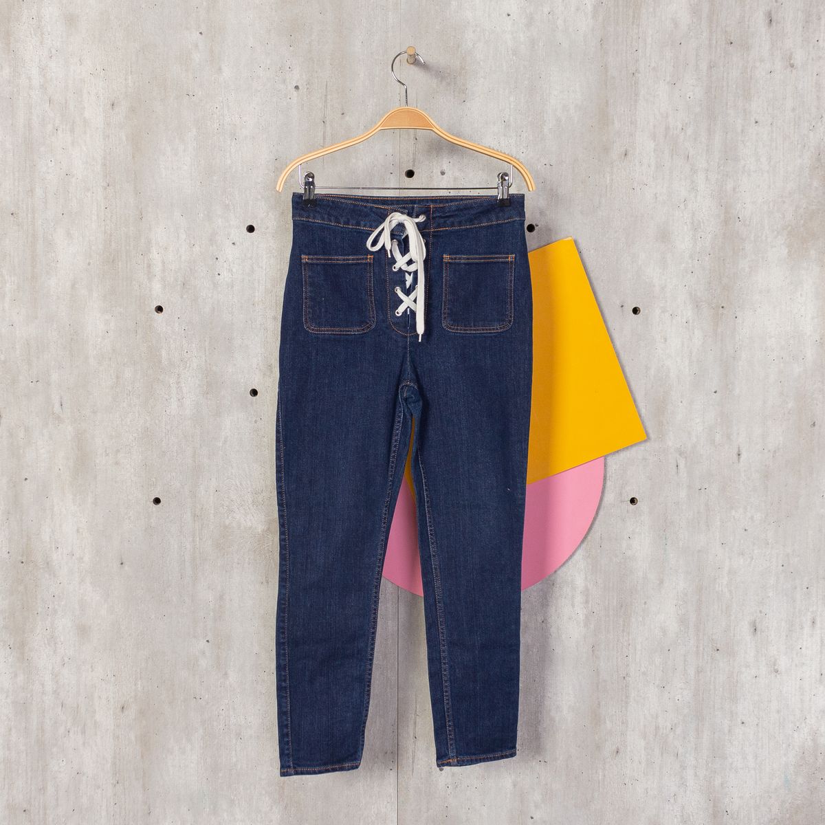 calça jeans com cadarço feminina