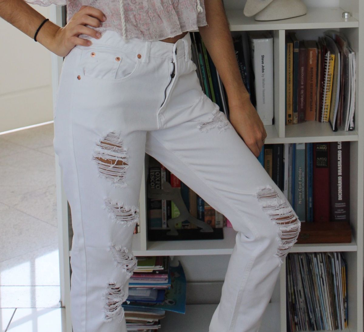 calça jeans branca rasgadinha feminina