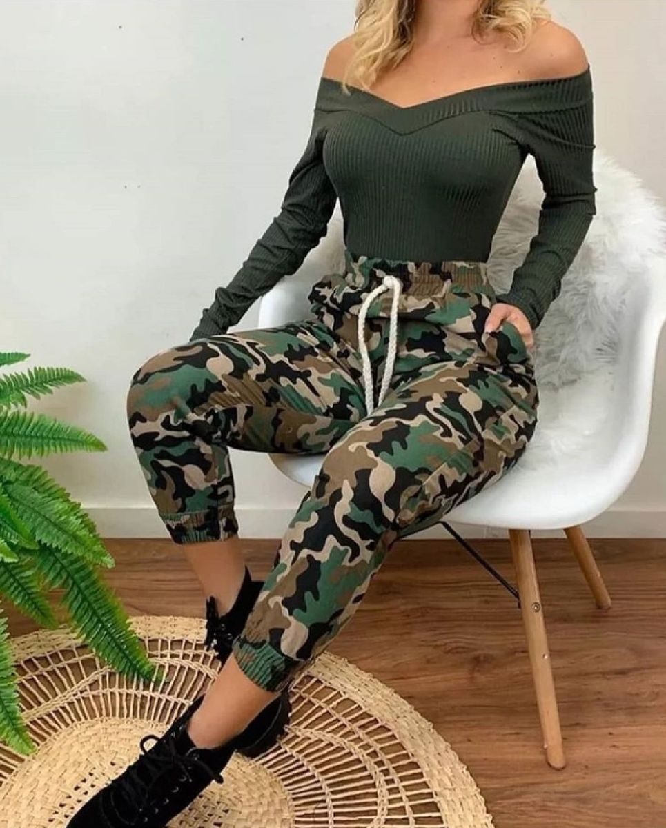 calça camuflada feminina com bota