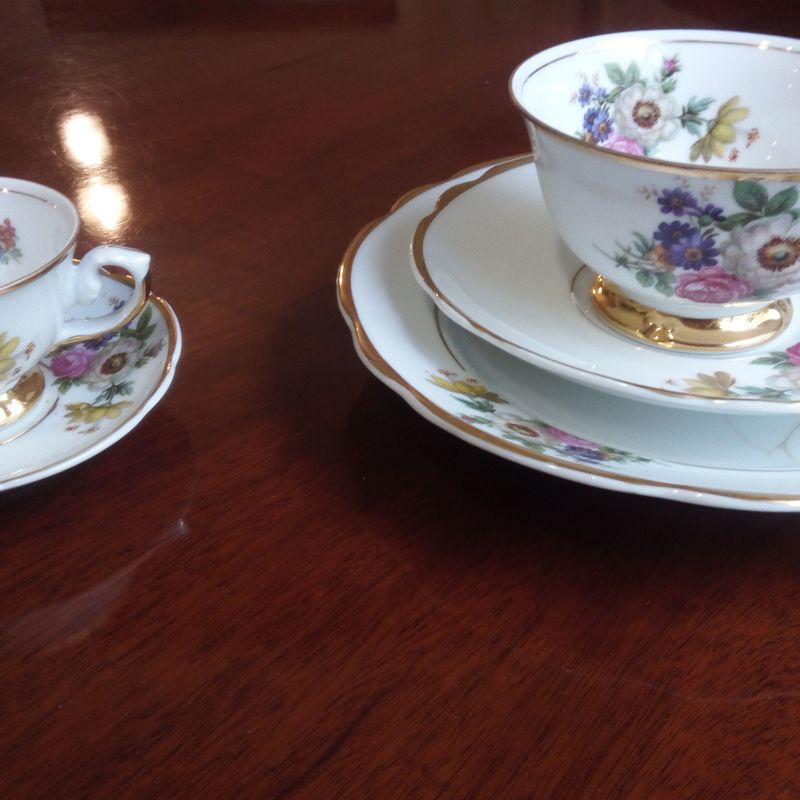 Belissímo e antigo jogo de chá e café em porcelana da T