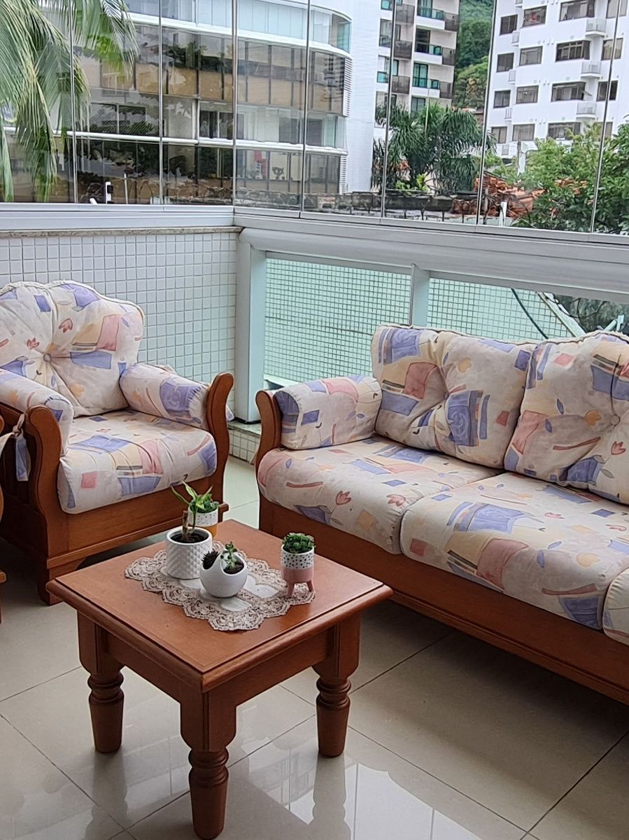 Jogo de Sofa e Mesinha de Madeira Angelim. Estofados e Enchimentos