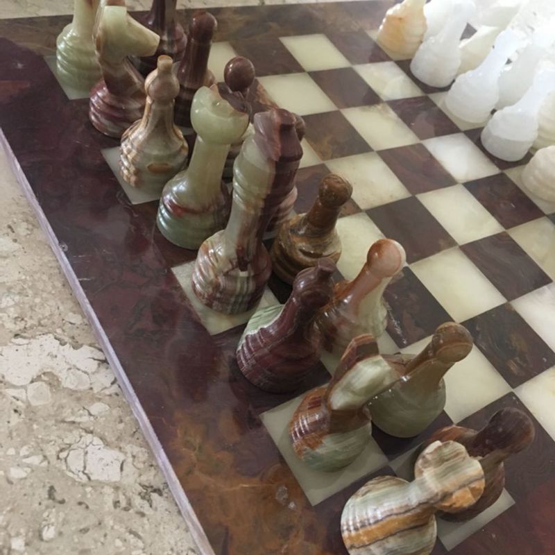 tabuleiro de xadrez e peças de mármore carrara antigo. Itália. jogo de  tabuleiro de mármore. vista do topo 4867702 Foto de stock no Vecteezy