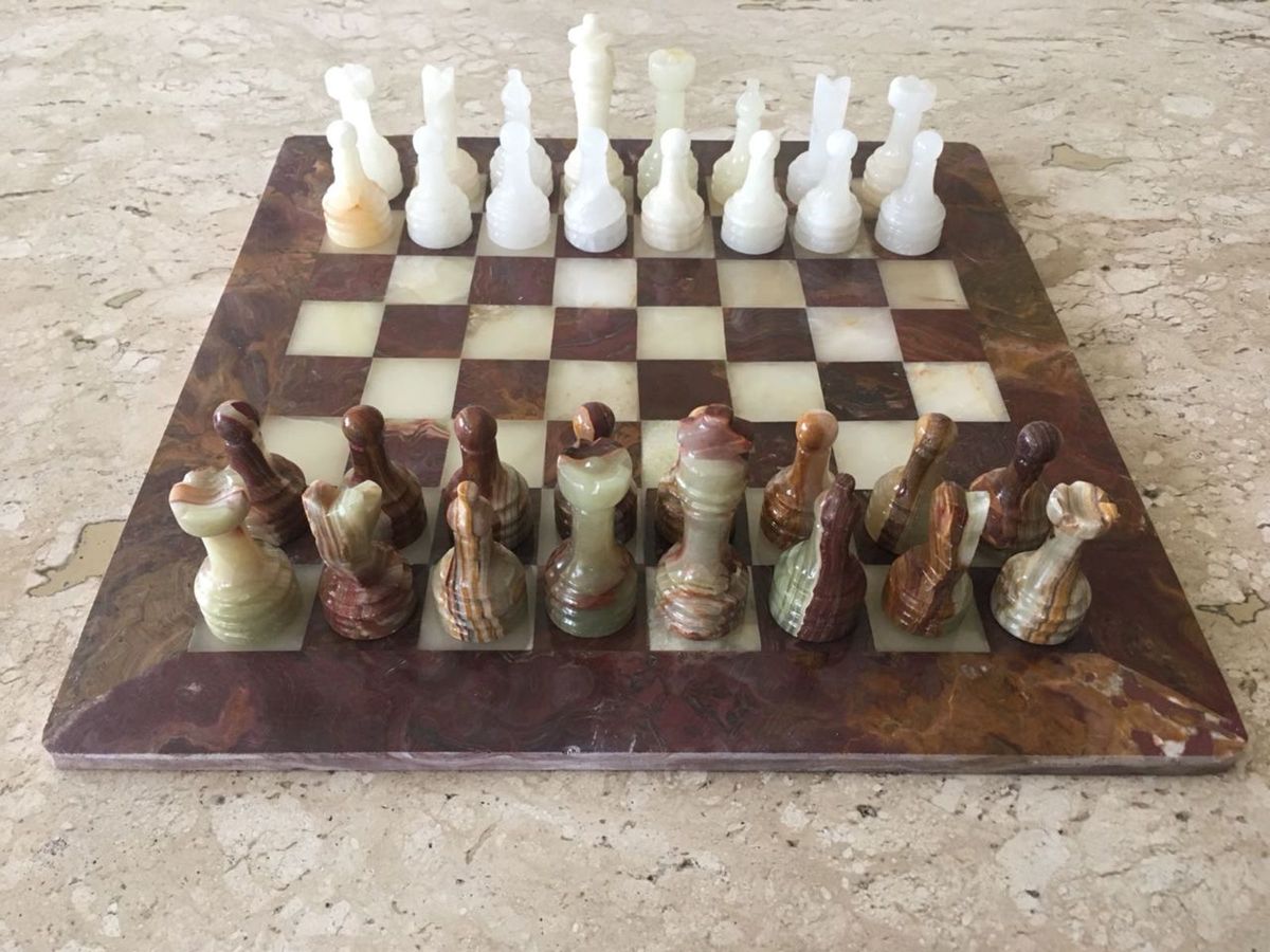 Xadrez é arte - Tabuleiro de mármore com peças artesanais