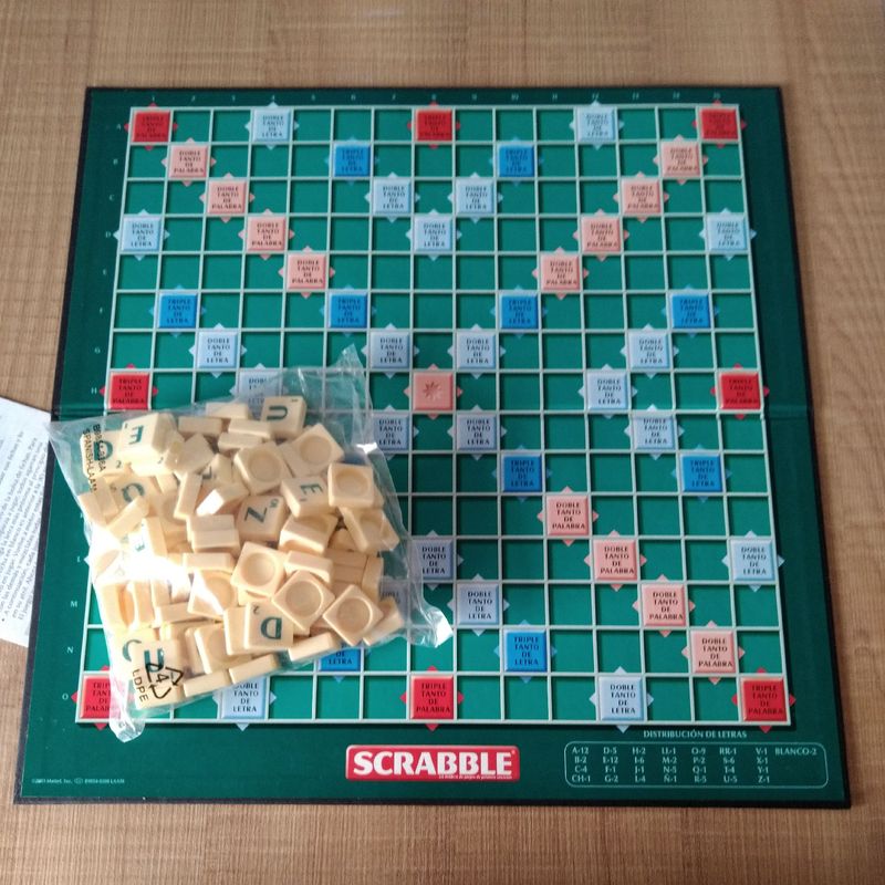 Jogo de tabuleiro scrabble com a palavra amor. conceito de