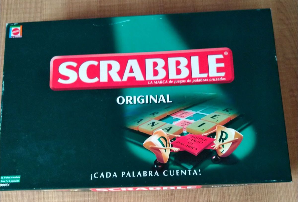 Letras sim ou não feitas de cartas de jogo scrabble contra fundo preto