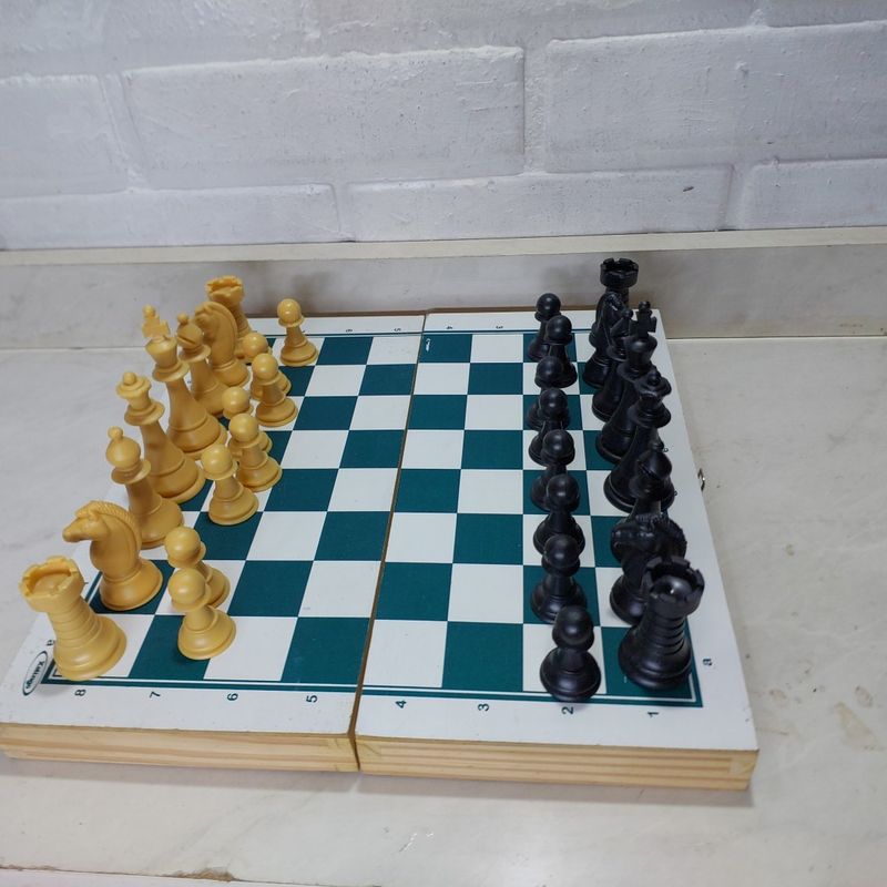 Antiga caixa/tabuleiro de xadrez, confeccionado em made