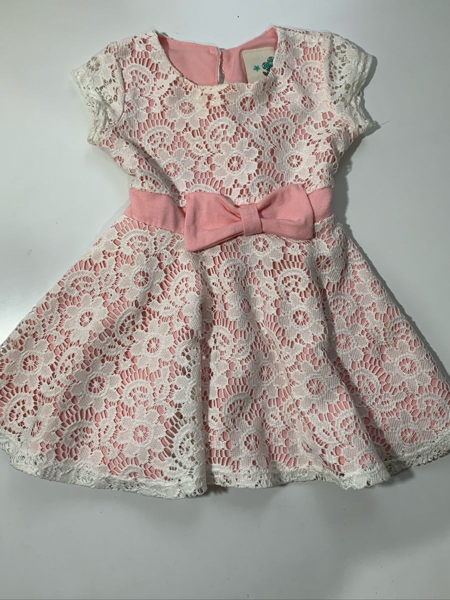 vestido rosa com renda branca