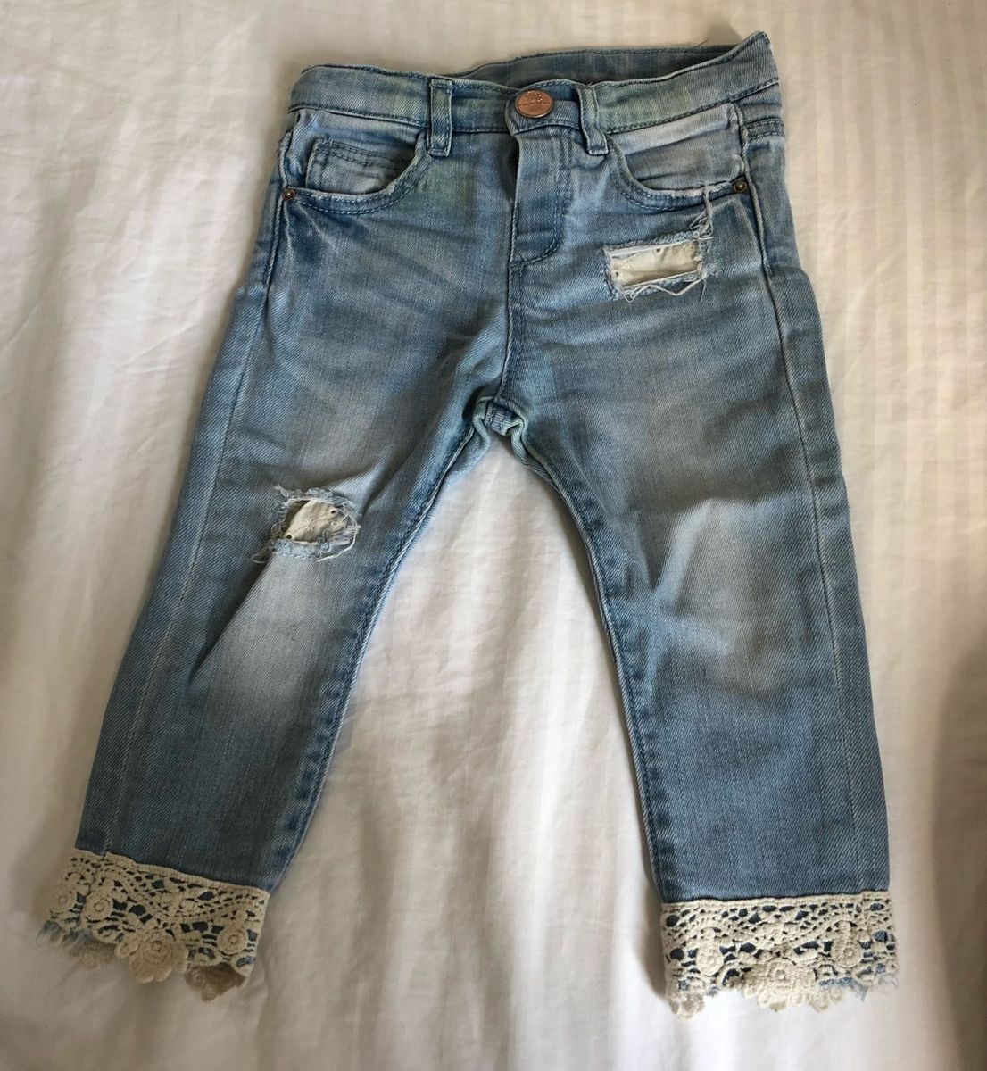 calça com renda na barra