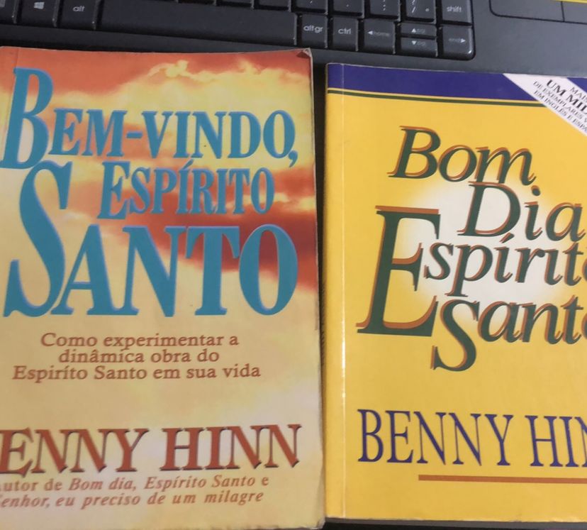 Kit 2 Livros Bem Vindo Espírito Santo Bento Himn | Livro Holy Bible Usado  74049279 | enjoei