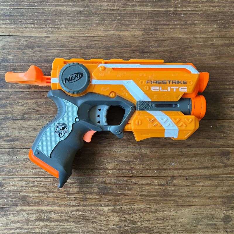 Arma infantil HASBRO NERF Elite Warden DB-8