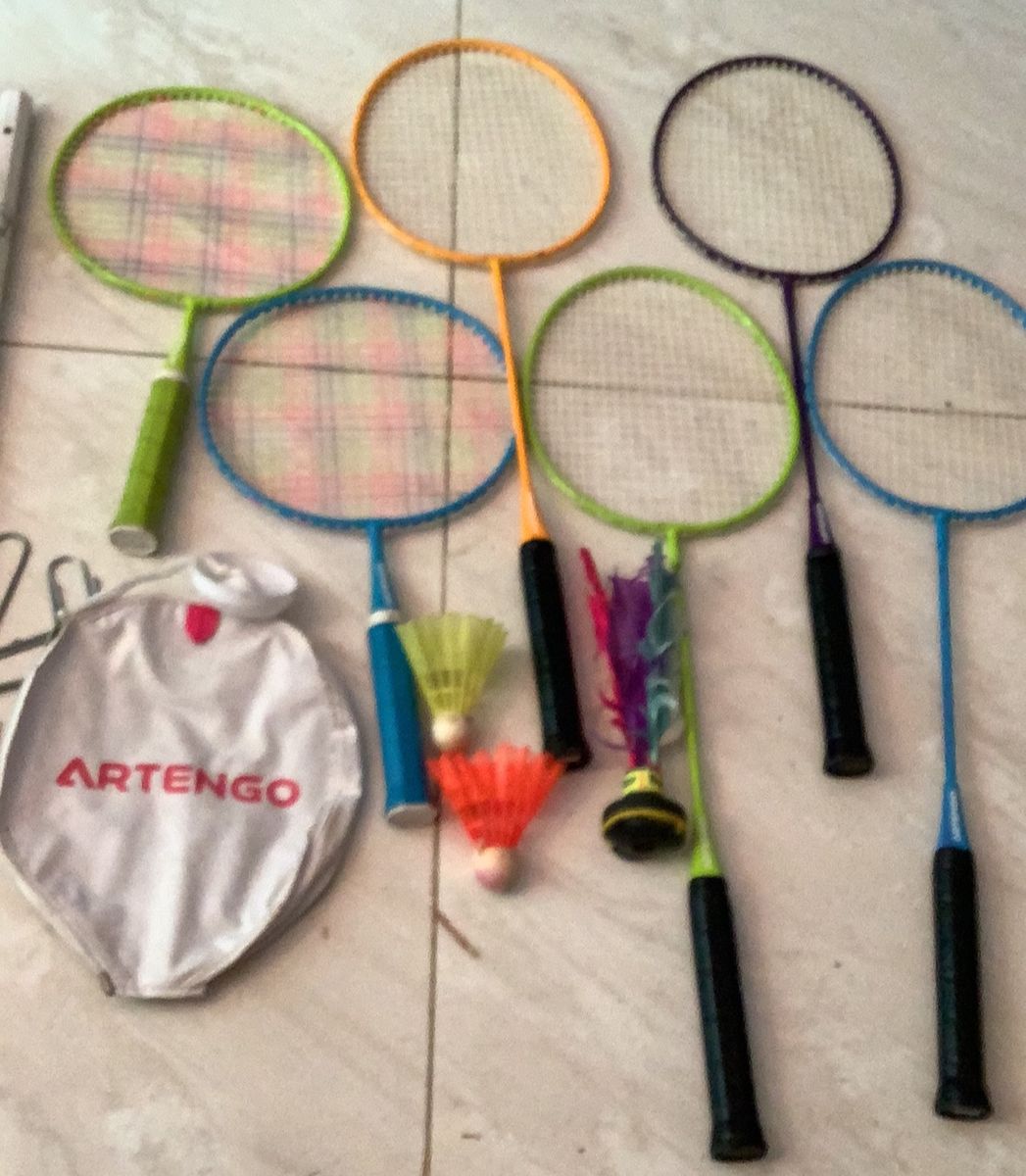 Complete Badminton Set: 4 Rackets, Shuttlecocks, Net and Stable Base