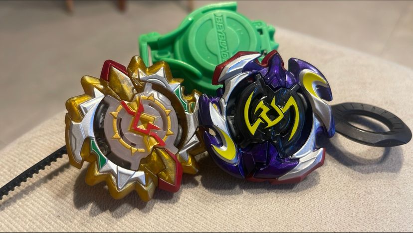 Kit Beyblade Burst: Right Artemis A4 + Left Astro A4 + 1 Lançador ...