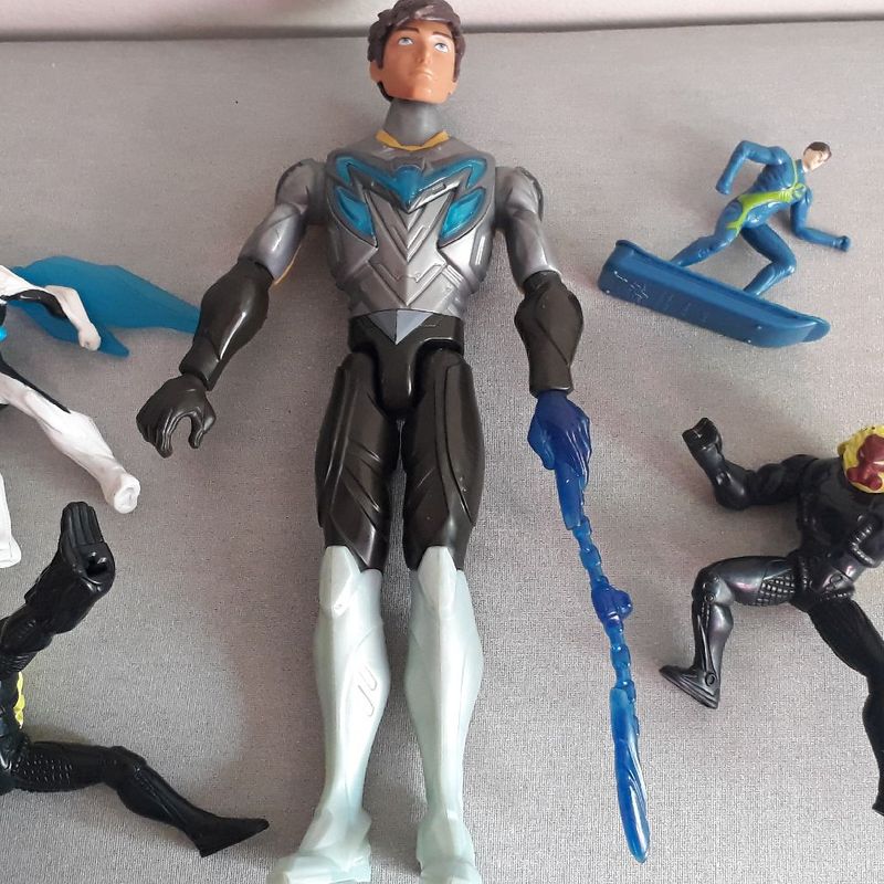 Bonecos max steel monstro, extra