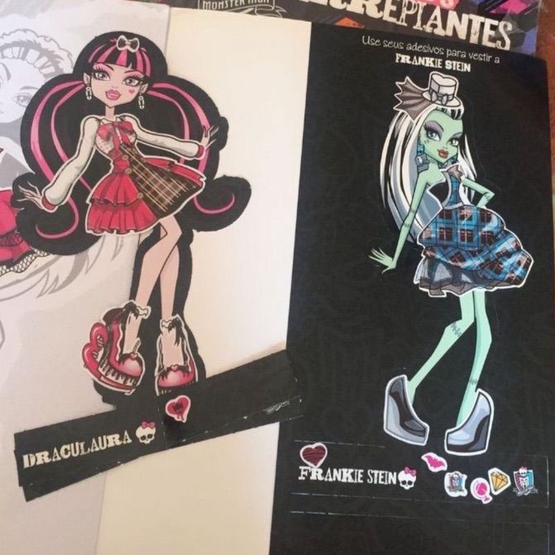 Boneca de Papel com vestidos Monster High - Draculaura - Brinquedos de Papel