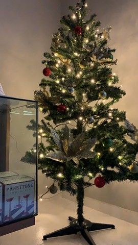 Kit Natalino Arvore de Natal Decorada 1,80m X 90cm + Festão 50m + Guirlanda  | Item de Decoração Usado 74639429 | enjoei