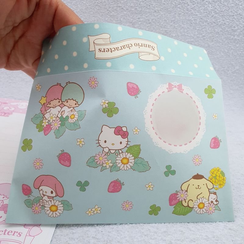 Carta de baralho com personagens Sanrio Hello Kitty, Little Twin Stars, My  Melody, Cinnamoroll, Pompompurin, Pochacco 8,89 cm x 6,05 cm x 1,81 cm com  caixa de papel