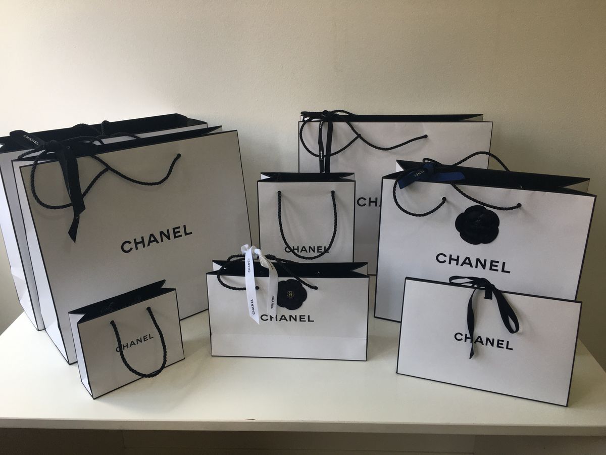 Chanel #hangtag  Lojas de roupas masculinas, Chanel, Caixas personalizadas