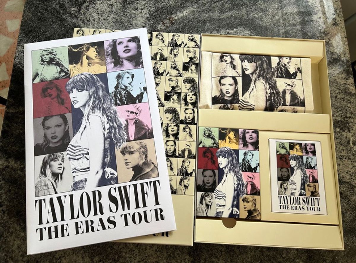 Anzeigetaylor Swift Eras Tour Book | Billigster Preis