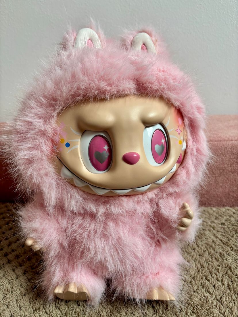 Labubu Gigante Rosa com Detalhes Perfeitos, Olhos Interativos e Membros ...