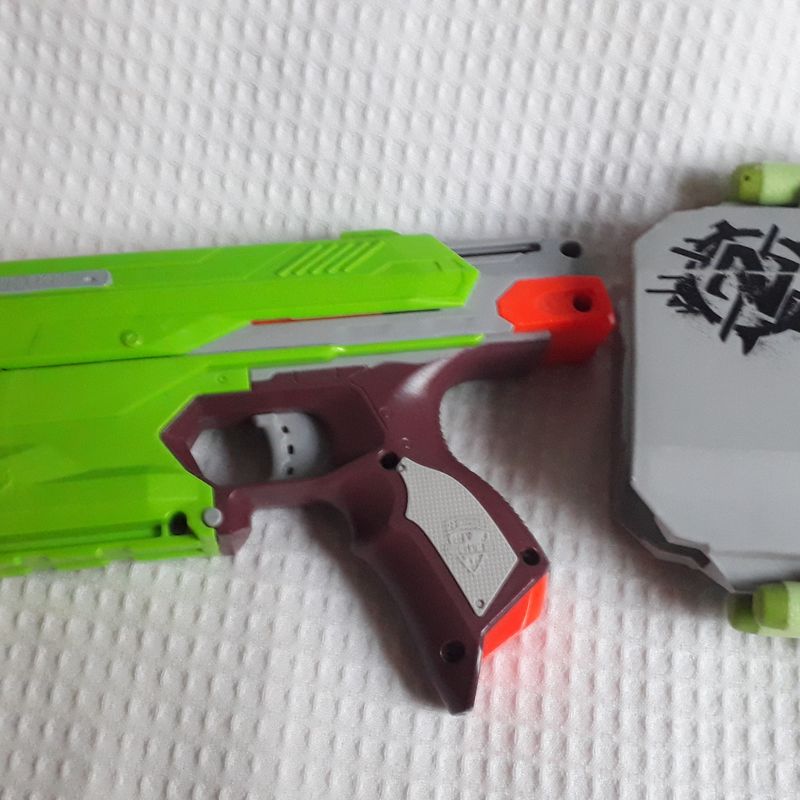 Brinquedo Lançador De Dardos Nerf Zombie Strike RevReaper em