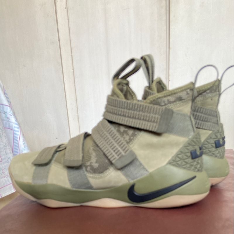 Lebron soldier hot sale xi basketball shoes