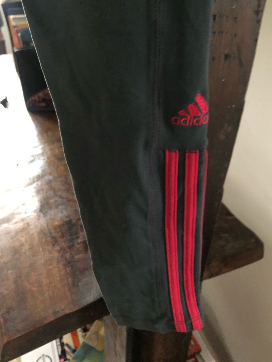 calça adidas preta com listras vermelhas