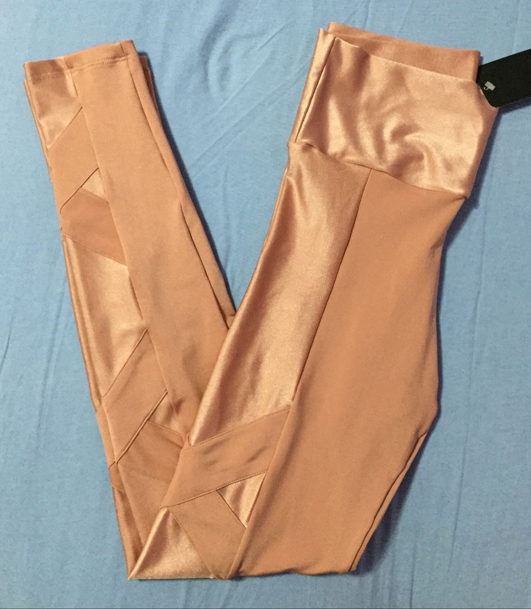calça brilhante cintura alta