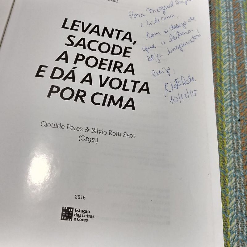 ESTAÇÃO DAS LETRAS E CORES    estacaodasletrasestacaodasletras ELevanta, sacode a poeira e dá a volta por  cima Levanta, sacode a poeira e dá a volta por cima Autores: Silvio Koiti  Sato e