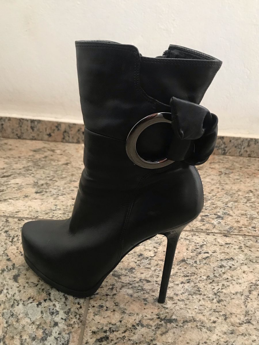 bota via uno salto fino