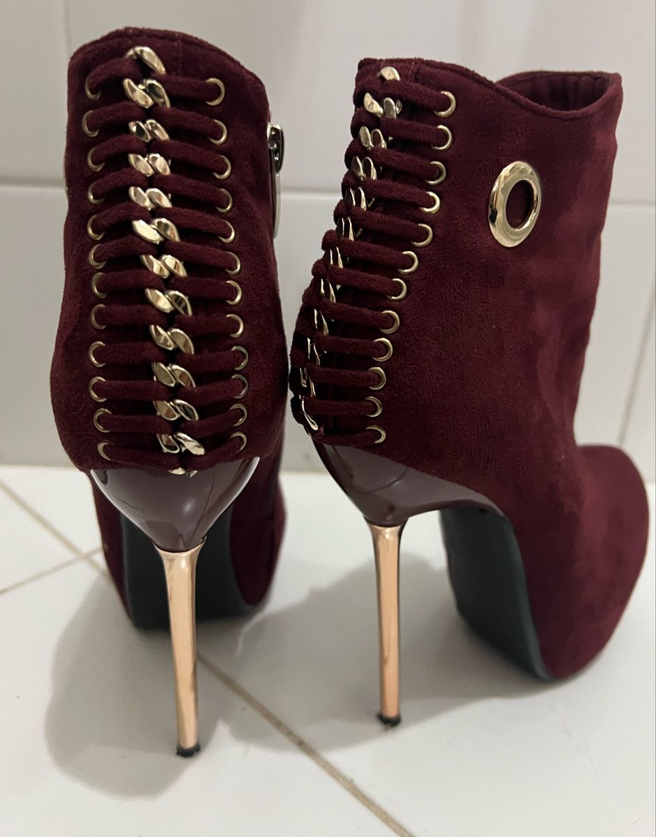 Linda Bota Vinho Salto Fino Dourado | Bota Feminina Casablanca Usado ...