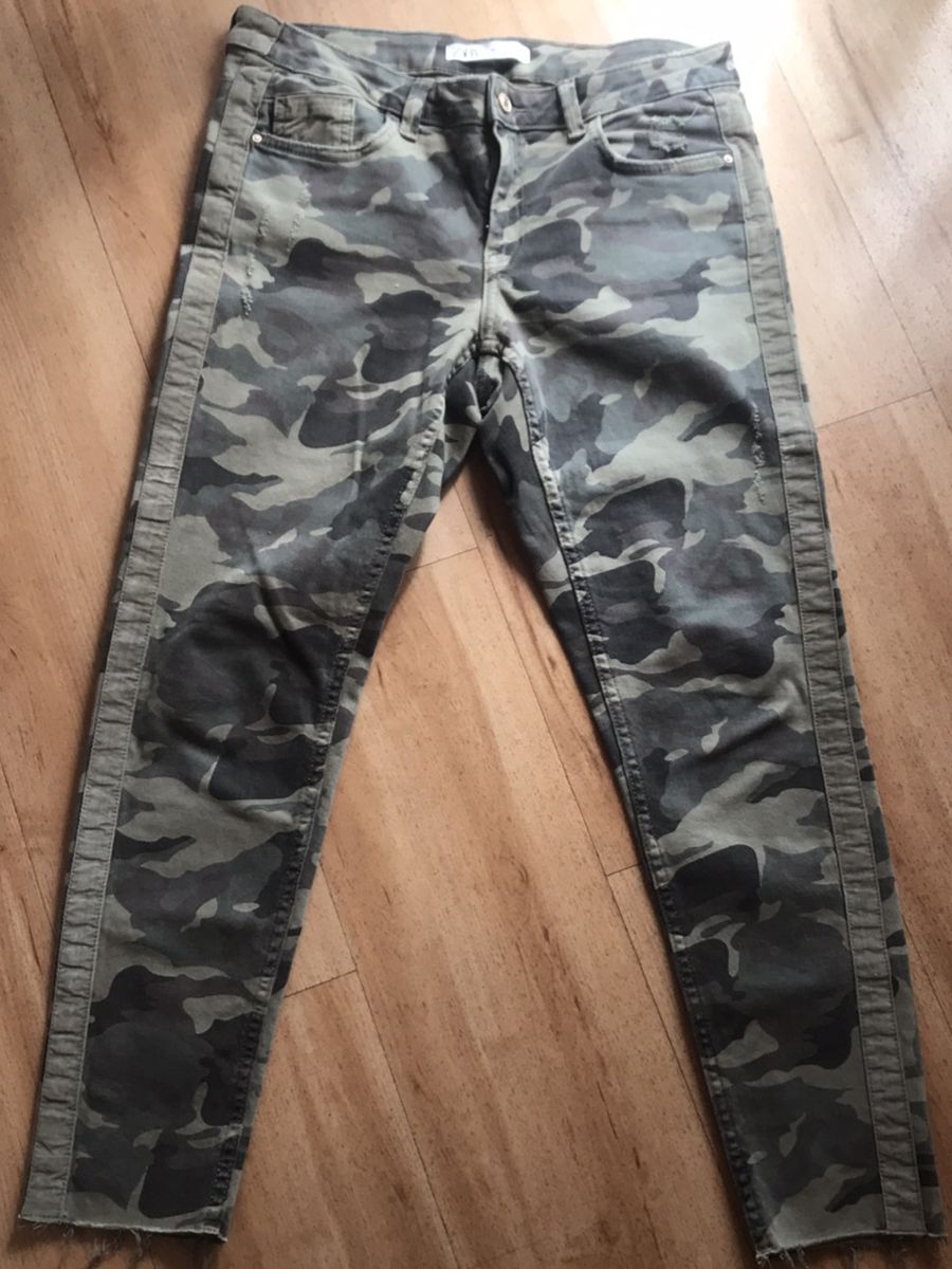 calça camuflada zara