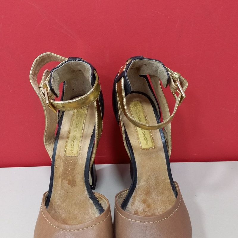 Linda Sandália Alta Bege, Preta, Detalhes Marca: Jorge