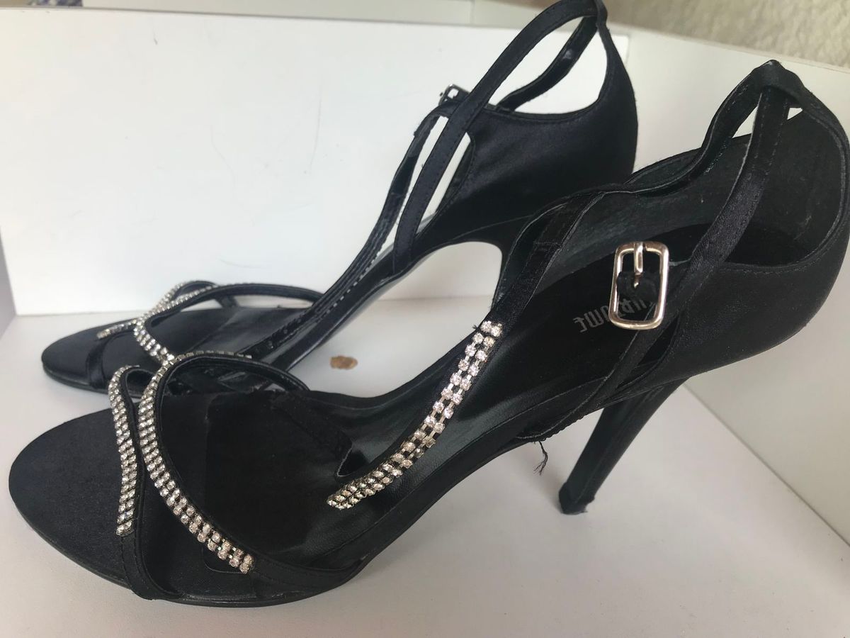 sandalia preta tiras